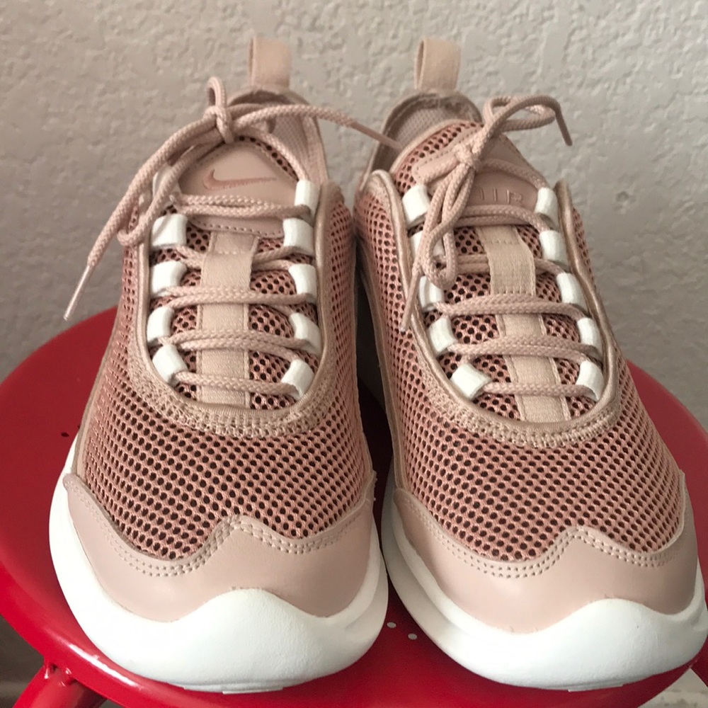 Women’s Nike Air Max Estrea